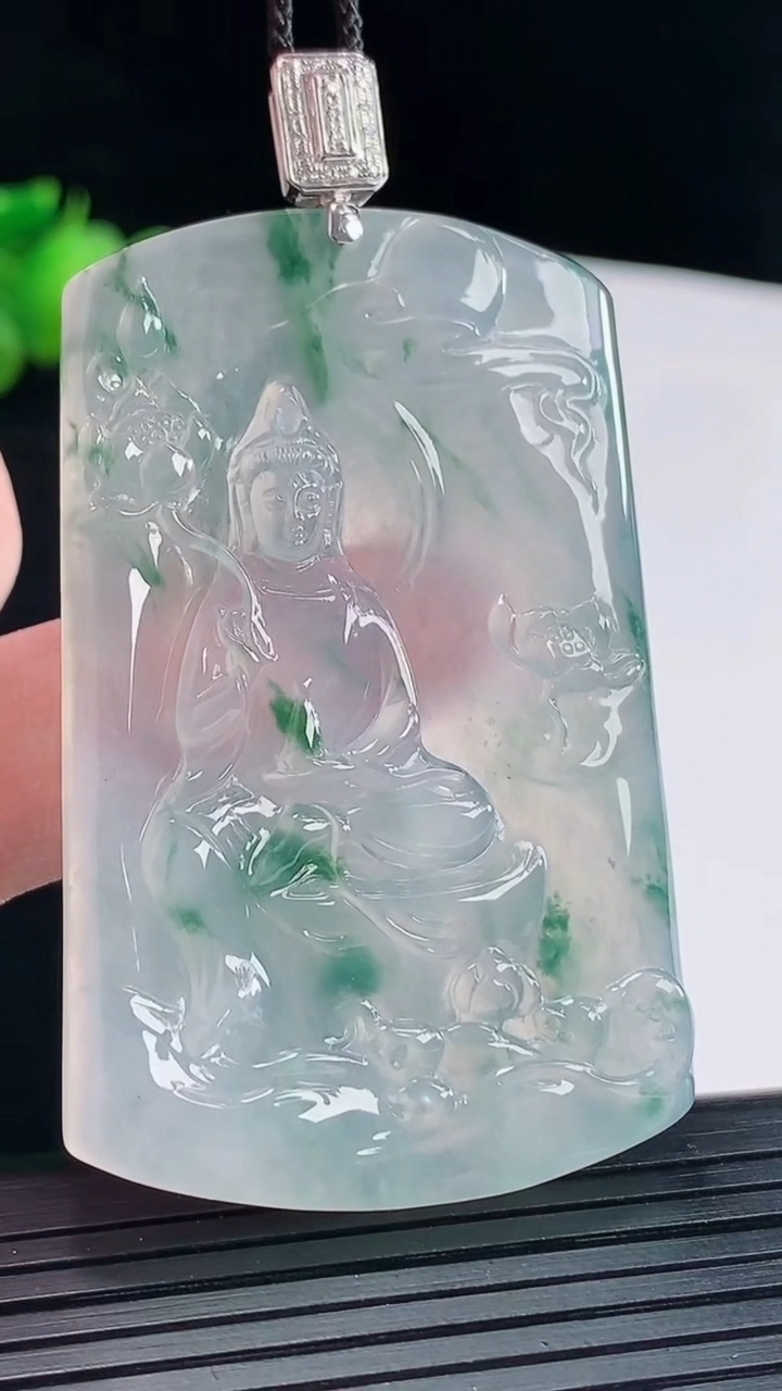 天然A货翡翠种飘花大势至菩萨吊坠，尺寸57-36-5重量:26.46g
5月10日