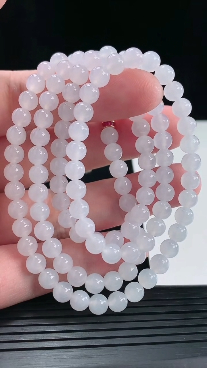 天然A货翡翠种白冰圆珠项链，尺寸6-112颗重量:42.14g
5月10日