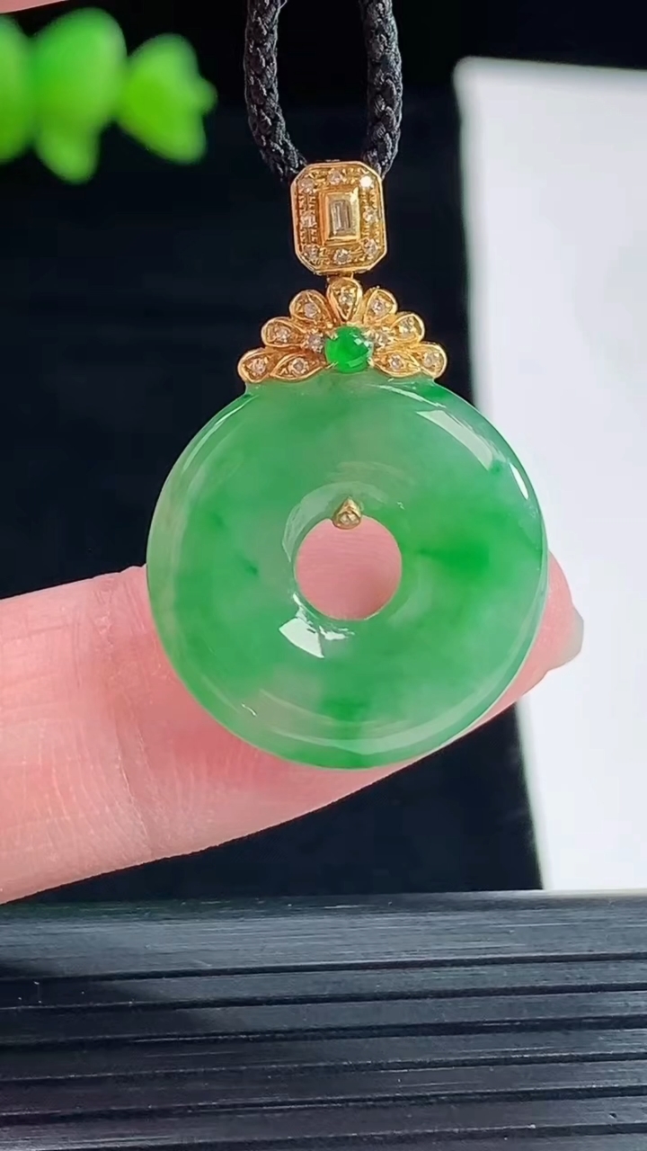 天然A货翡翠平安环吊坠，尺寸20-3.5重量:3.49g
5月10日