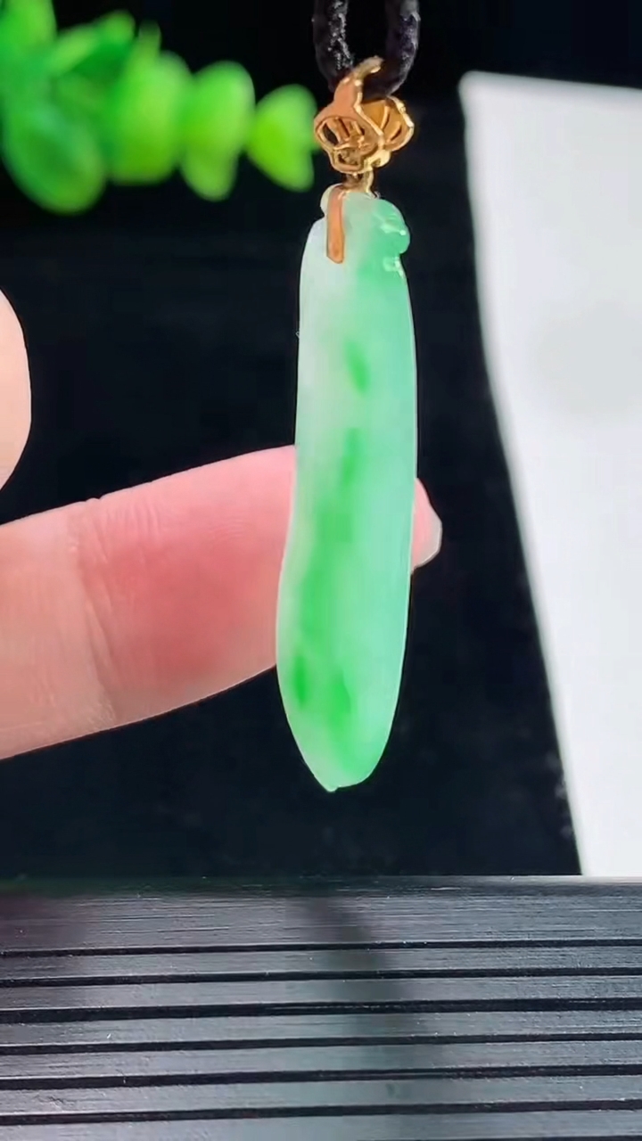 天然A货翡翠福瓜吊坠，尺寸37.6-11.2-3.8重量:3.67g
5月10日