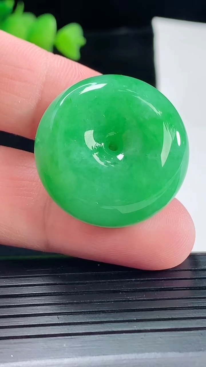 天然A货翡翠路路通吊坠，尺寸28-12.6重量:20.50g
5月10日