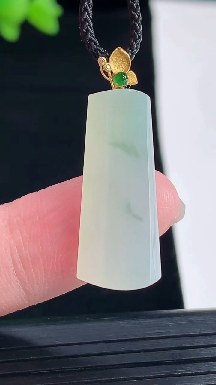 天然A货翡翠18k金飘花无事牌吊坠，尺寸25.6-11-6重量:3.47g
5月10日