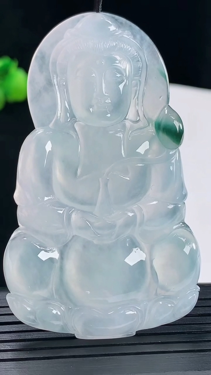 天然A货翡翠种飘花正装观音吊坠，尺寸70.5-43-5.5重量:32.01g
5月10日