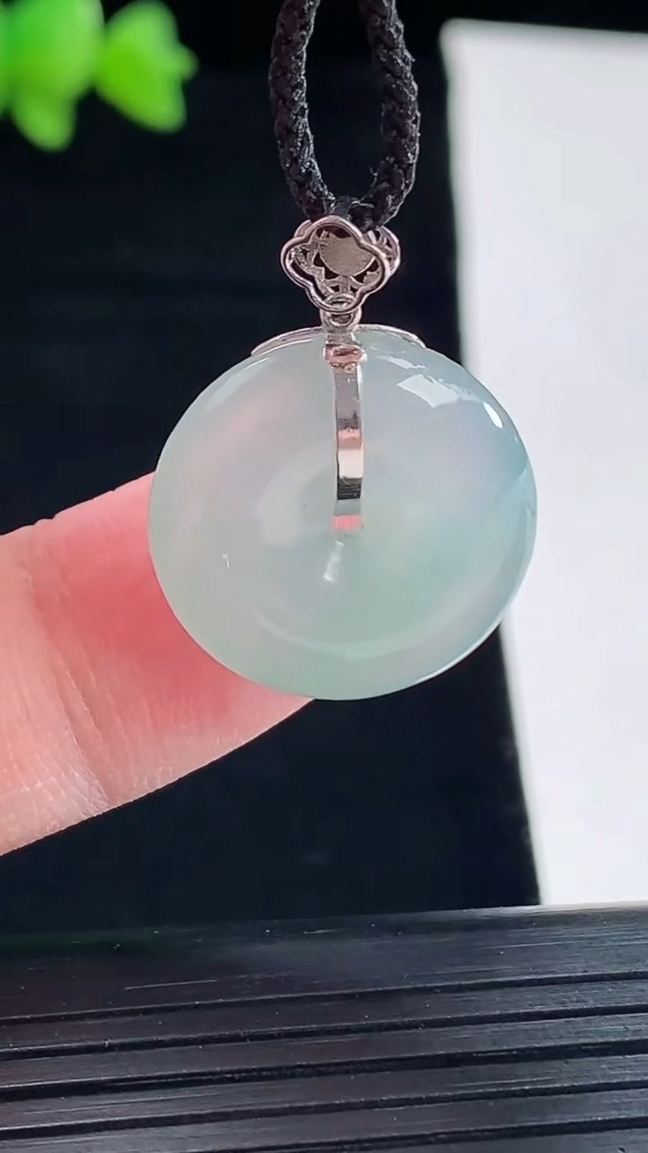 天然A货翡翠平安扣吊坠，尺寸18.5-5.5重量:3.84g
5月10日