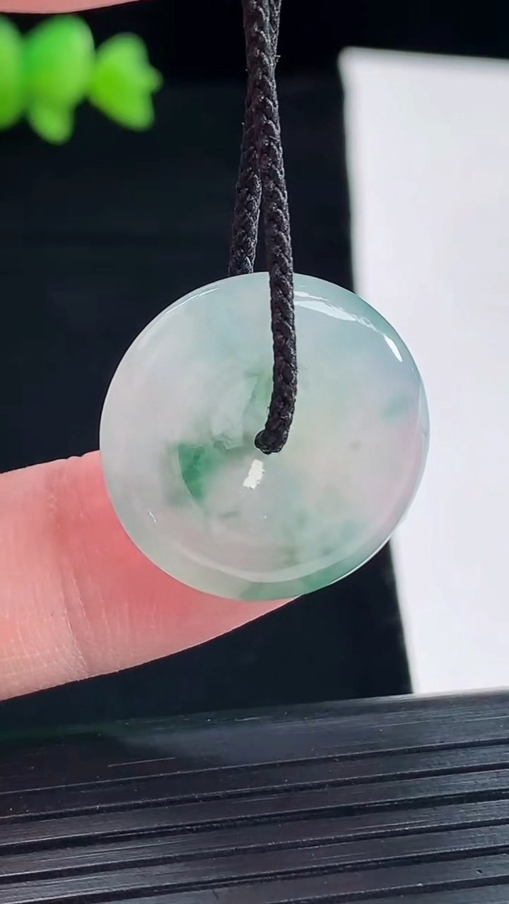 天然A货翡翠飘花平安扣吊坠，尺寸22-4.2重量:4.30g
5月10日