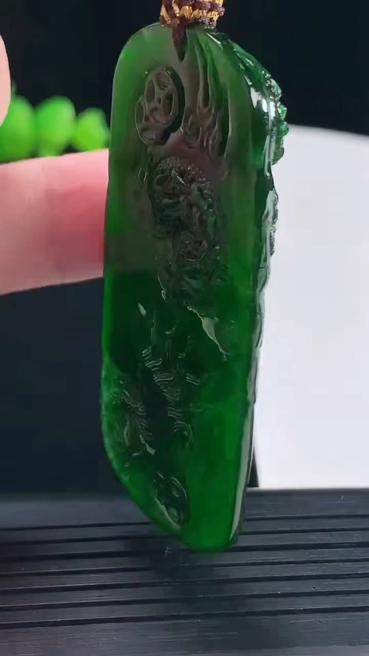 天然A货翡翠龙牌吊坠，尺寸56-29.5-8.2重量:31.20g
5月10日