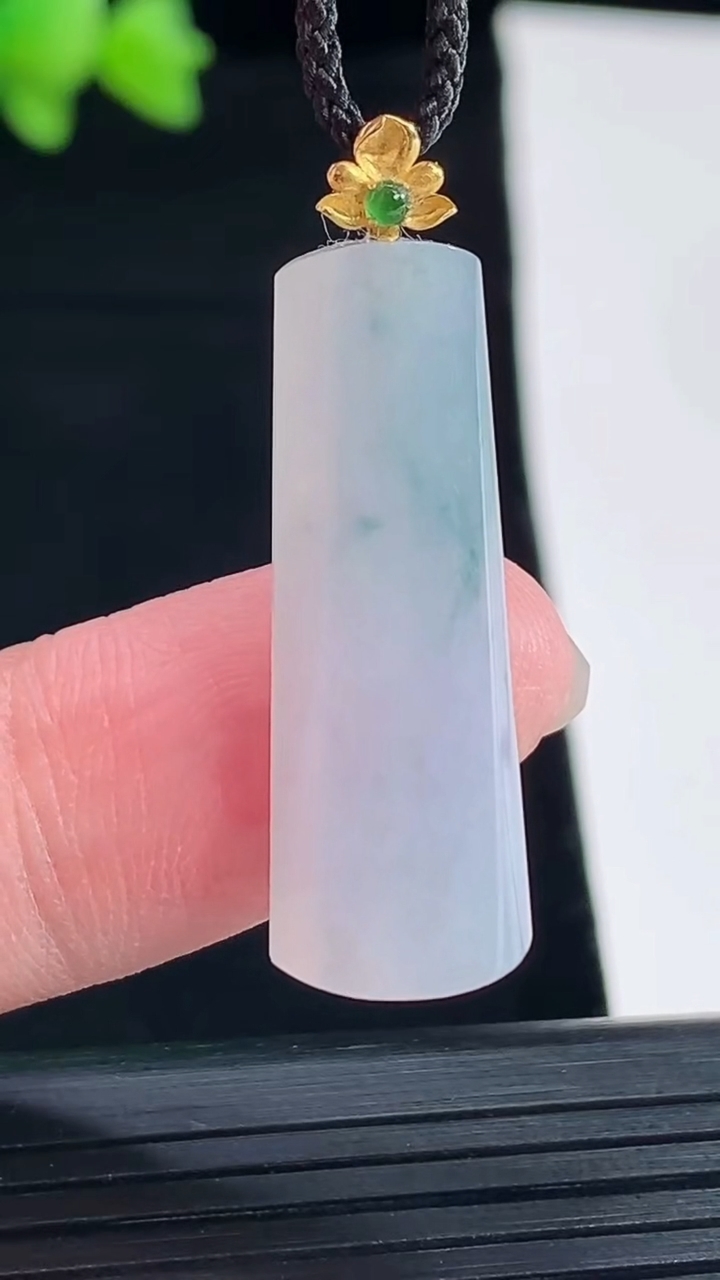 天然A货翡翠18k金紫罗兰 飘花无事牌吊坠，尺寸30-11-4.2重量:3.11g
5月10日