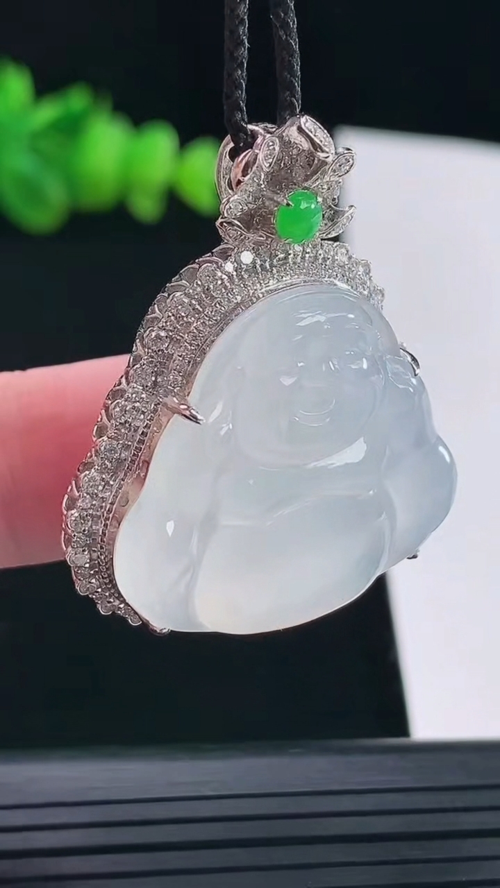 天然A货翡翠种白冰佛公吊坠，尺寸40-32-12，裸石26-28.5重量:13.90g
5月10日