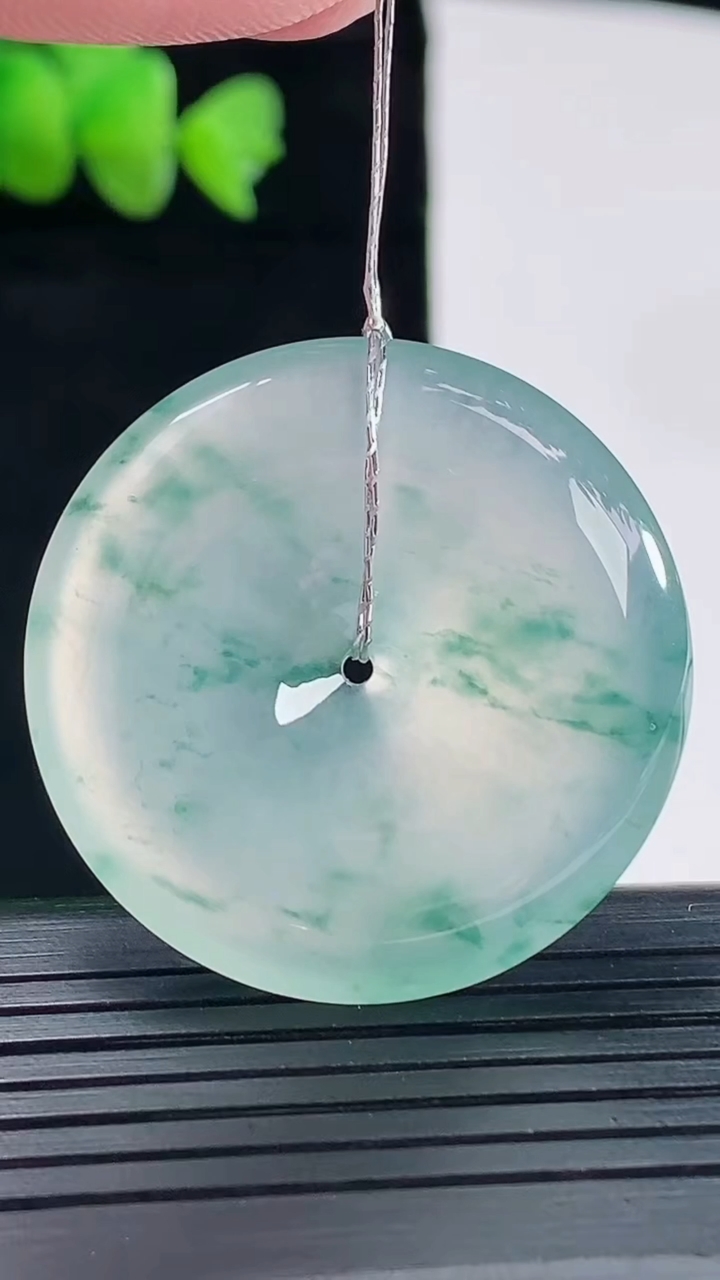 天然A货翡翠种飘花平安扣吊坠，尺寸34-6重量:14.28g
5月10日