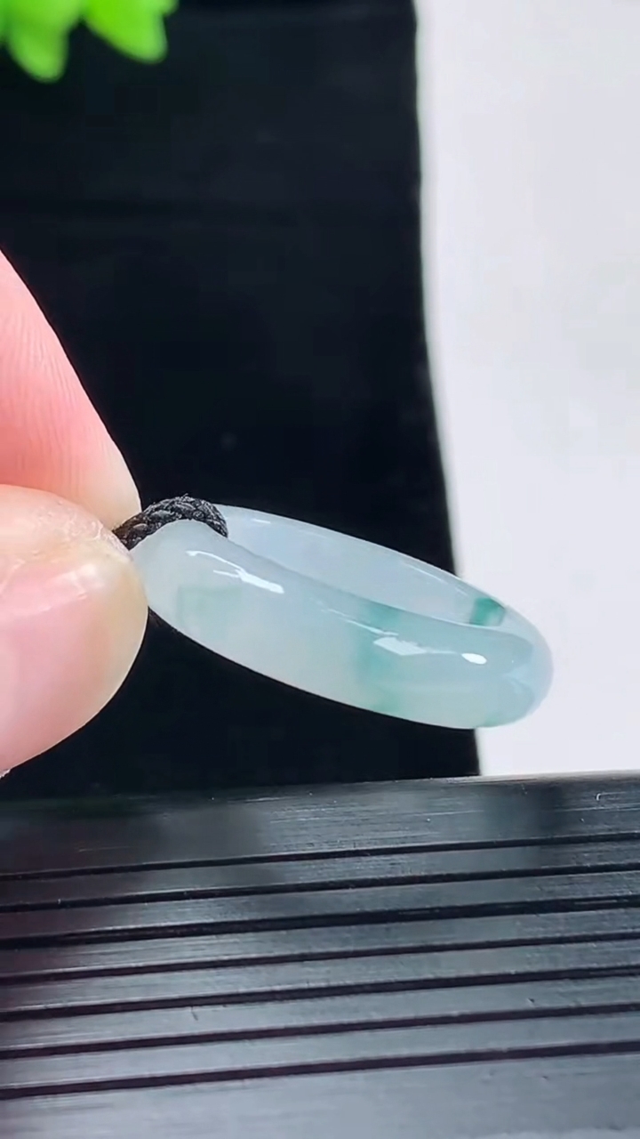 天然A货翡翠冰种飘花玉指环 戒指，尺寸17.8-5.6-4重量:4.13g2026年5月10日
工厂直销收藏佳品,种好水足，色泽均匀，有种有色，上手高大气！
