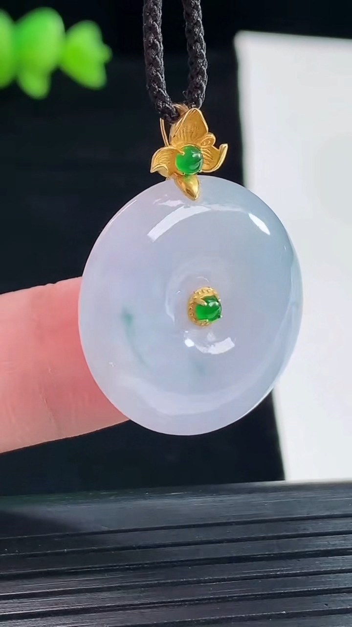 天然A货翡翠18k金紫罗兰 飘花平安扣吊坠，尺寸23-5.6重量:6.69g
5月10日