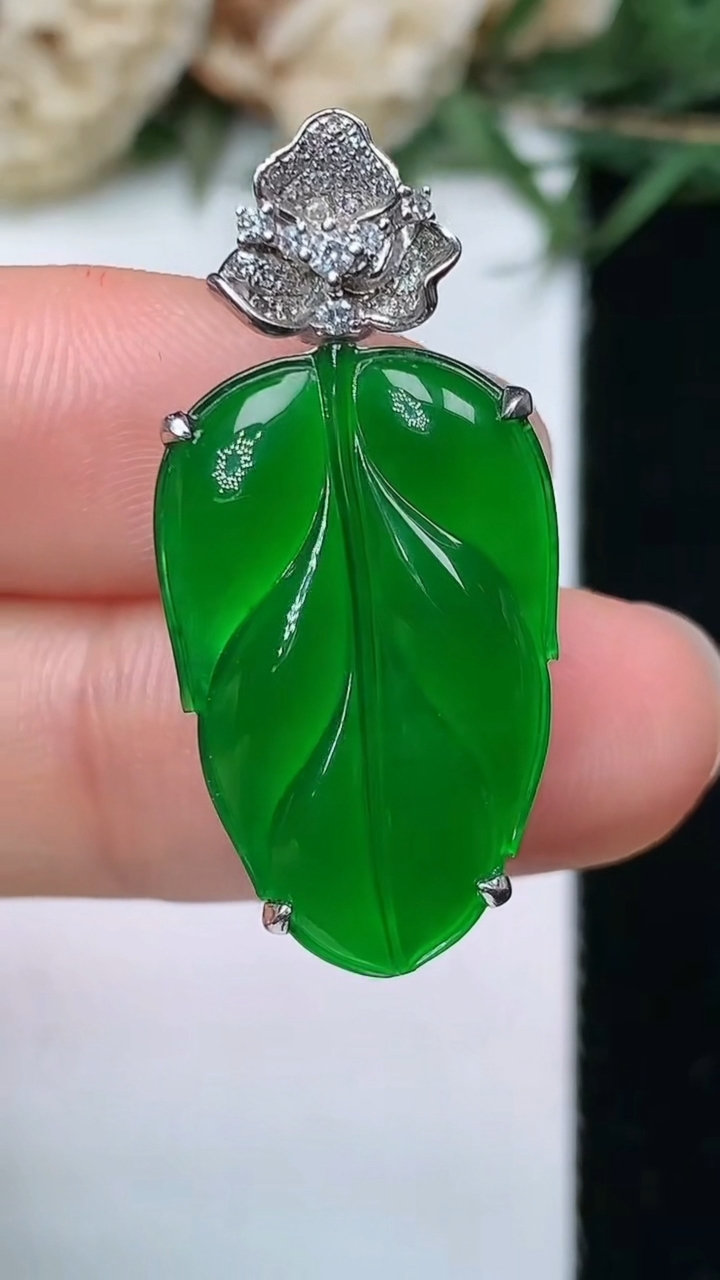 天然A货翡翠金枝玉叶 叶子吊坠，尺寸23-14.6-8.2，重量:5.00g
5月10日
