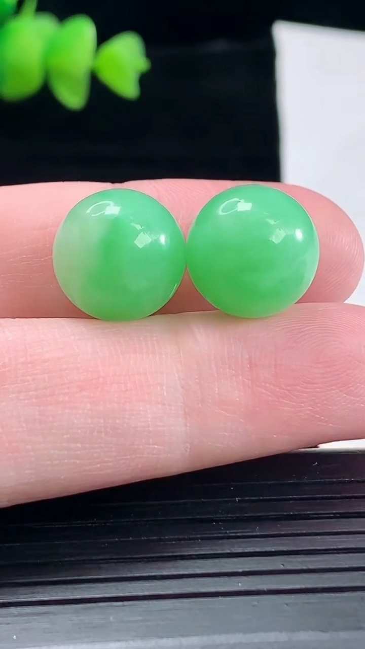 天然A货翡翠圆珠吊坠一对，尺寸13重量:8.31g
5月10日