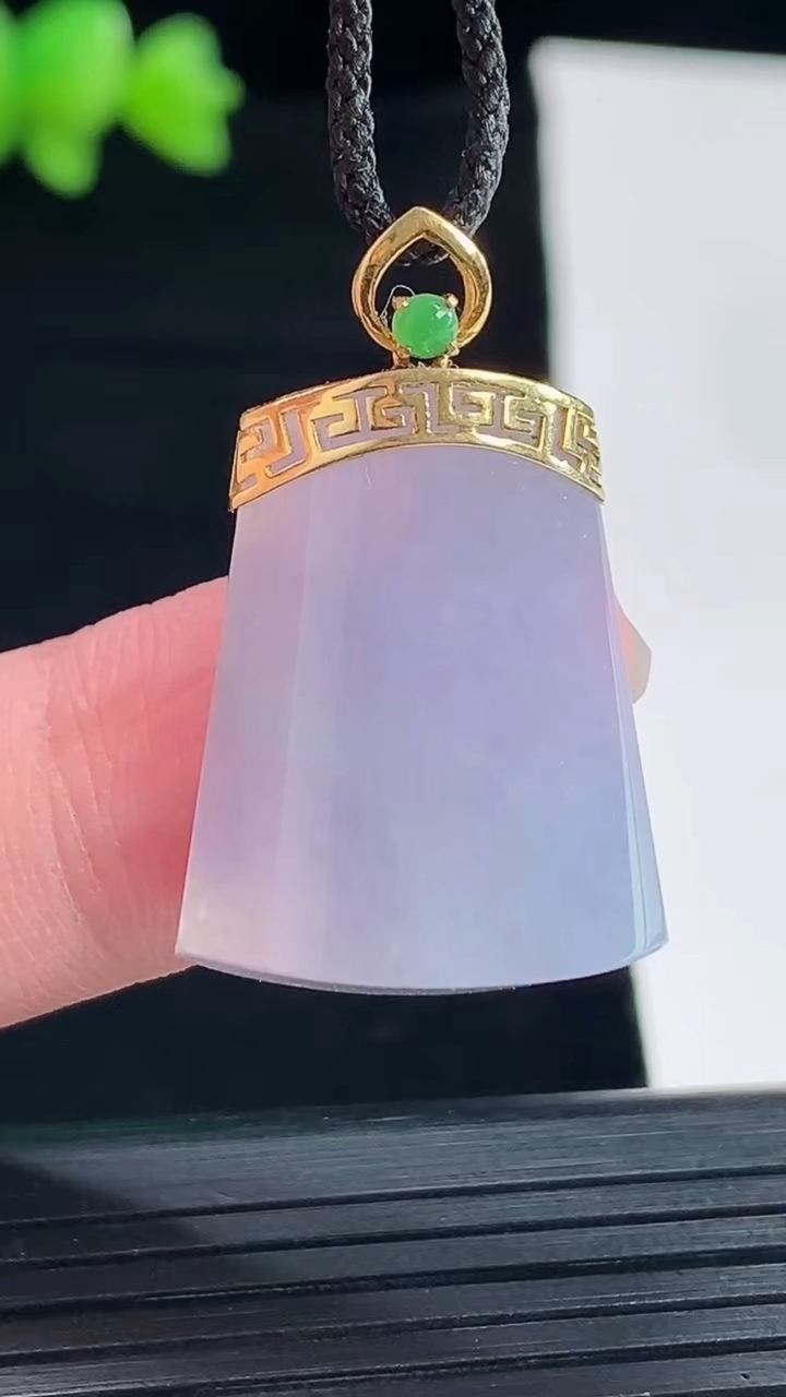 天然A货翡翠18k金紫罗兰无事牌吊坠，尺寸24.5-19-7.2重量:6.68g
5月10日
