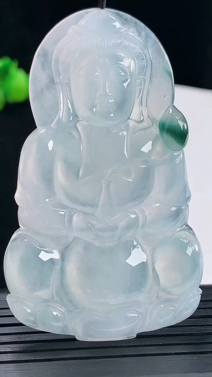 天然A货翡翠种飘花正装观音吊坠，尺寸70.5-43-5.5重量:32.01g
5月10日
