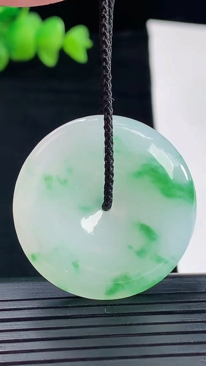 天然A货翡翠平安扣吊坠，尺寸33-5.8重量:13.27g
5月10日