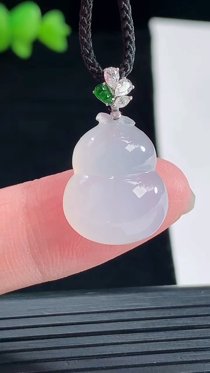 天然A货翡翠种白冰葫芦吊坠，尺寸16.5-14.6-7重量:3.13g
5月10日