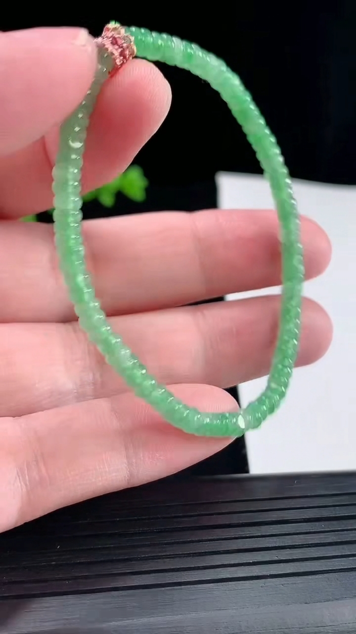 天然A货翡翠算盘珠手串，尺寸4-2重量:6.02g5月10日
工厂直销收藏佳品,种好水足，色泽均匀，有种有色，上手高大气！