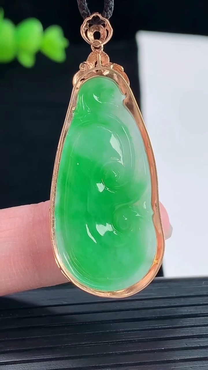 天然A货翡翠如意吊坠，尺寸45.6-18.5-6.2，裸石35.5-17重量:4.38g
5月10日