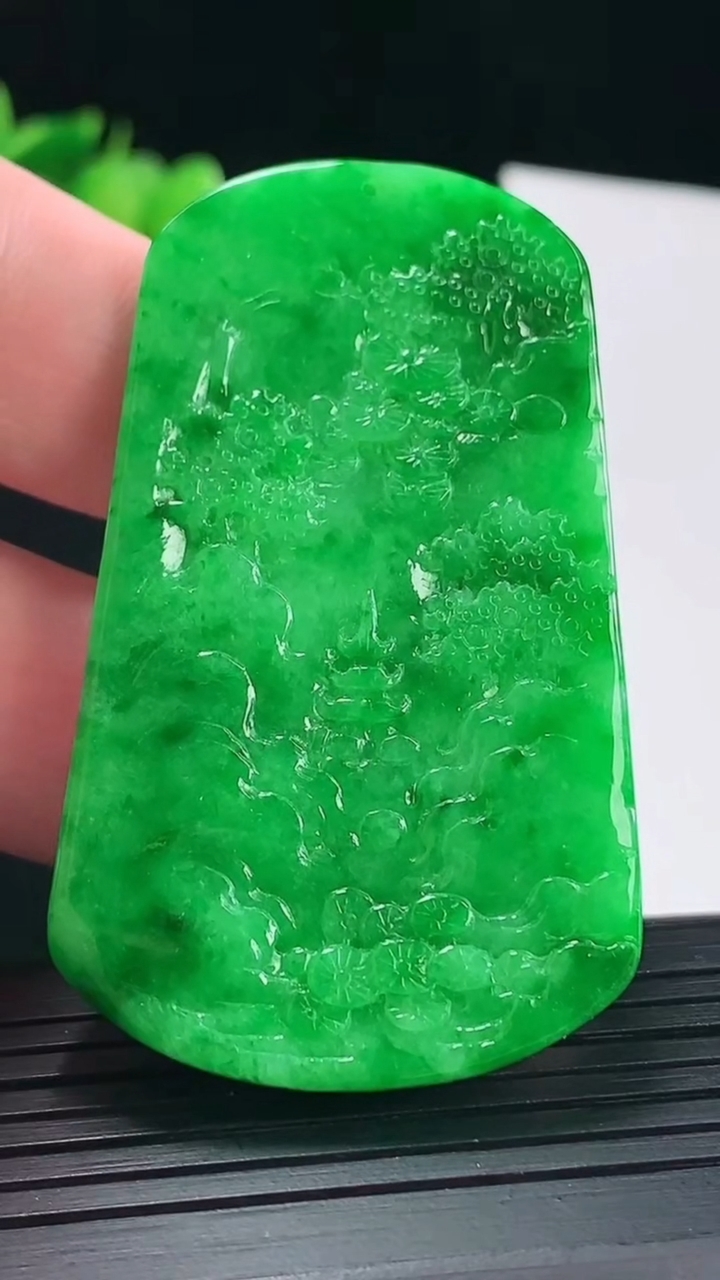 天然A货翡翠山水牌吊坠，尺寸57-34-5.2重量:26.15g
5月10日