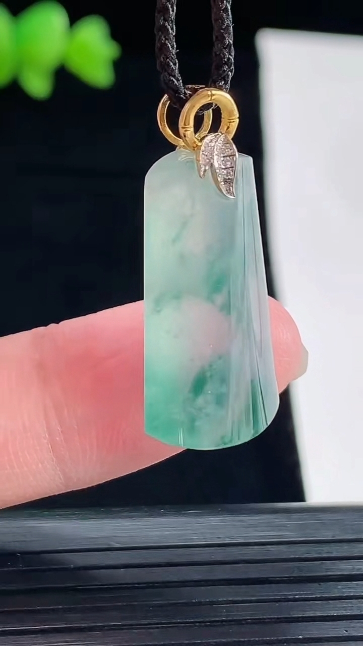 天然A货翡翠种飘花无事牌吊坠，尺寸24.5-13-6重量:4.20g
5月10日