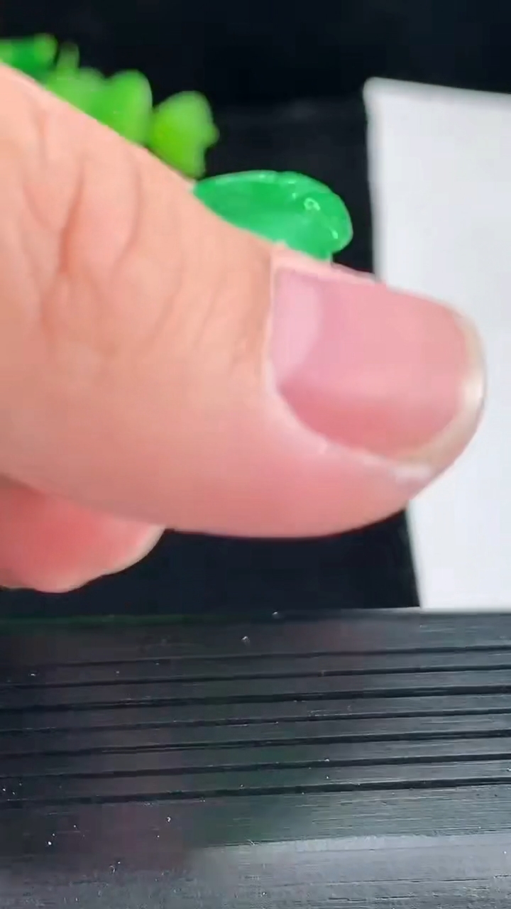 天然A货翡翠如意吊坠，尺寸48-35.6-6重量:22.24g
5月10日