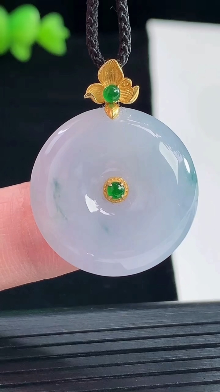 天然A货翡翠18k金紫罗兰 飘花平安扣吊坠，尺寸23-5.6重量:6.69g
5月10日