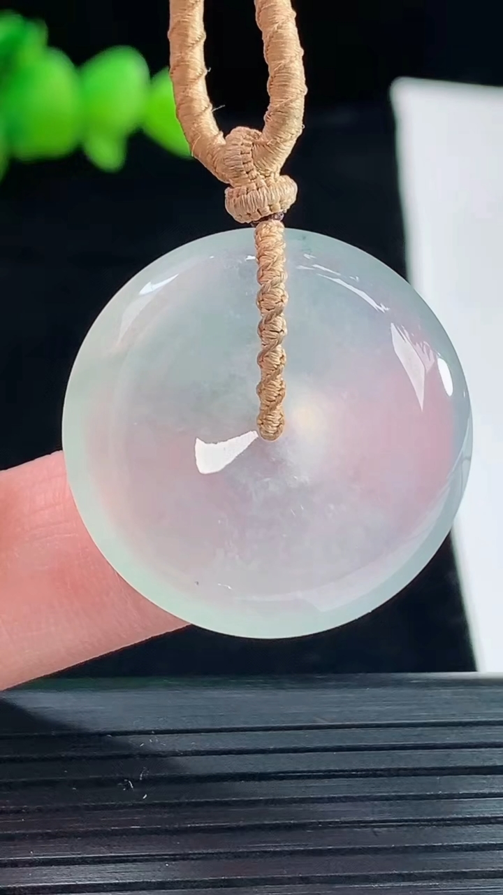 天然A货翡翠平安扣吊坠，尺寸27.5-6.5重量:12.18g
5月10日