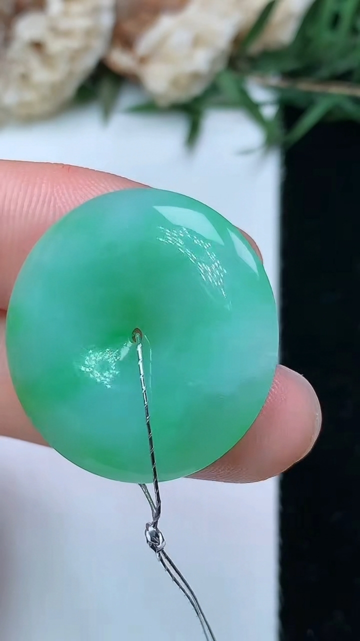 天然A货翡翠平安扣吊坠，尺寸24.4-4.8，重量:5.75g
5月10日