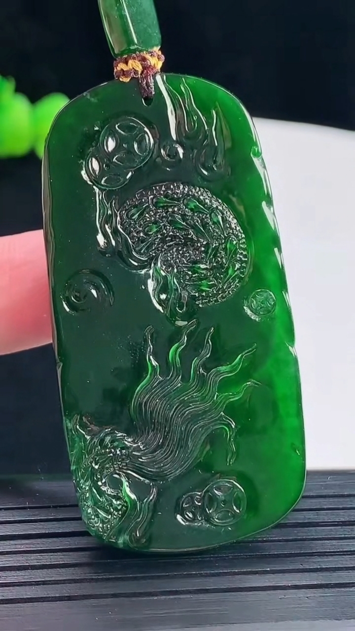 天然A货翡翠龙牌吊坠，尺寸56-29.5-8.2重量:31.20g
5月10日