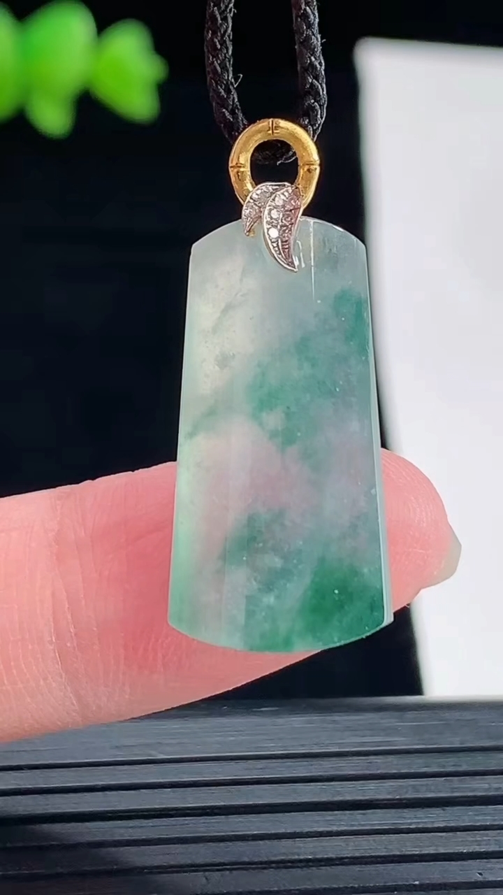 天然A货翡翠种飘花无事牌吊坠，尺寸24.5-13-6重量:4.20g
5月10日