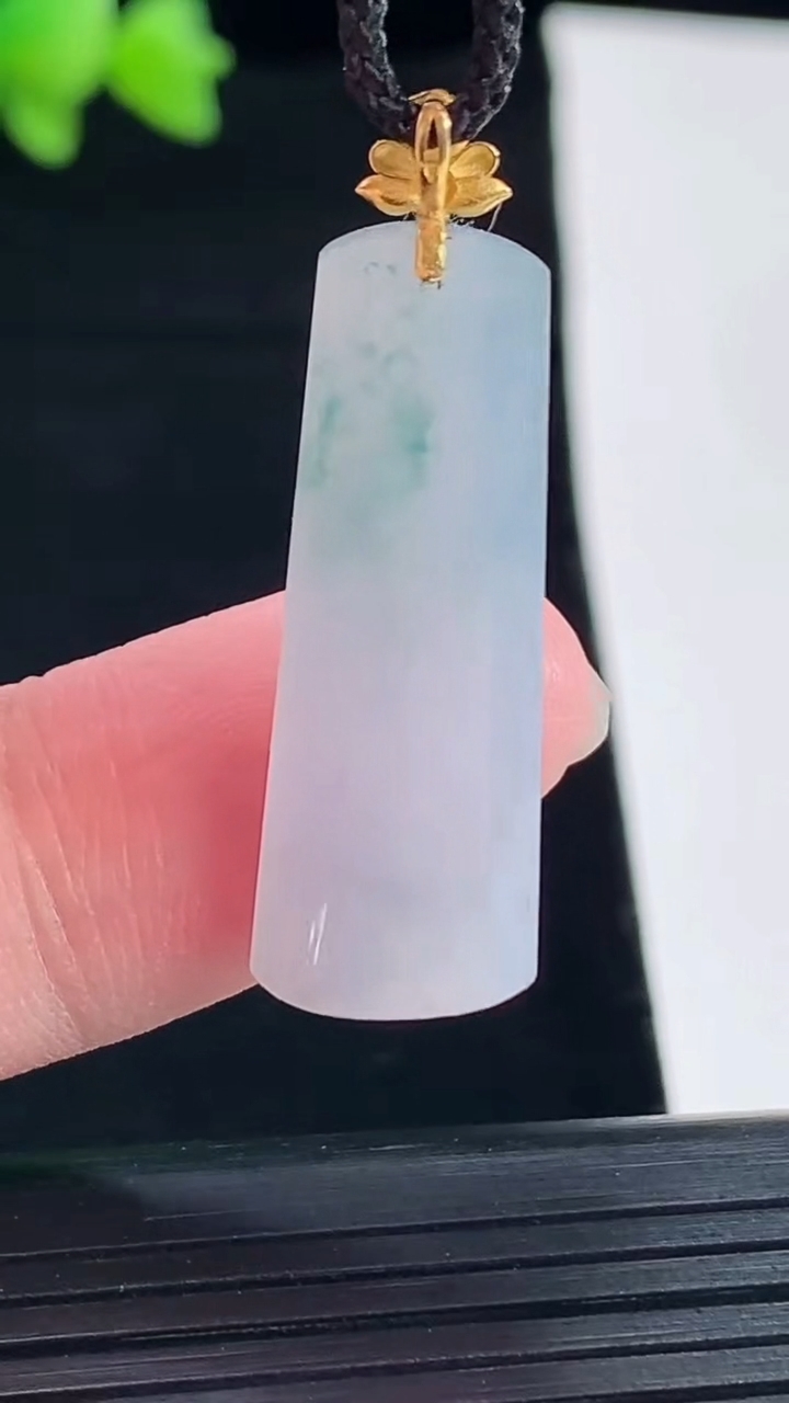 天然A货翡翠18k金紫罗兰 飘花无事牌吊坠，尺寸30-11-4.2重量:3.11g
5月10日