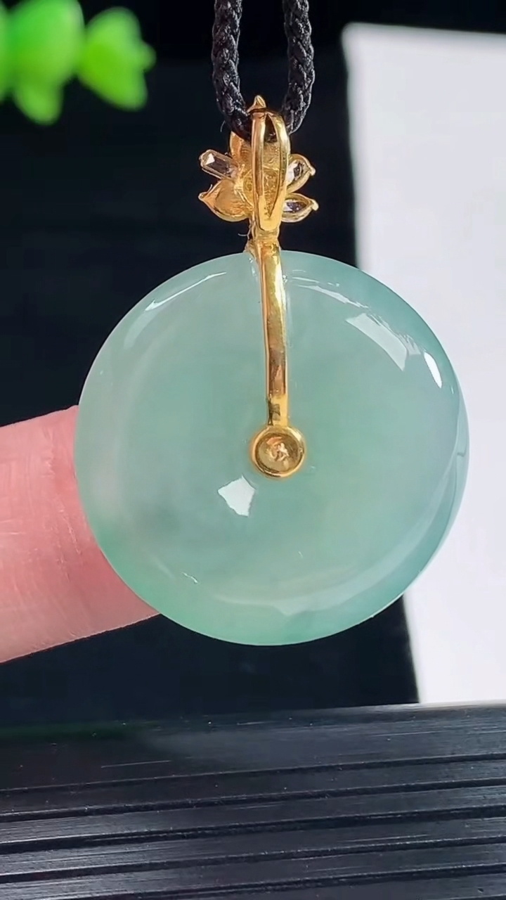 天然A货翡翠平安扣吊坠，尺寸24.5-6重量:8.01g
5月10日
