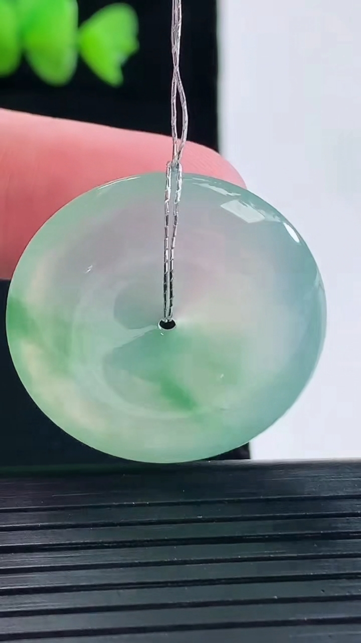 天然A货翡翠平安扣吊坠，尺寸29-5.6重量:9.65g
5月10日