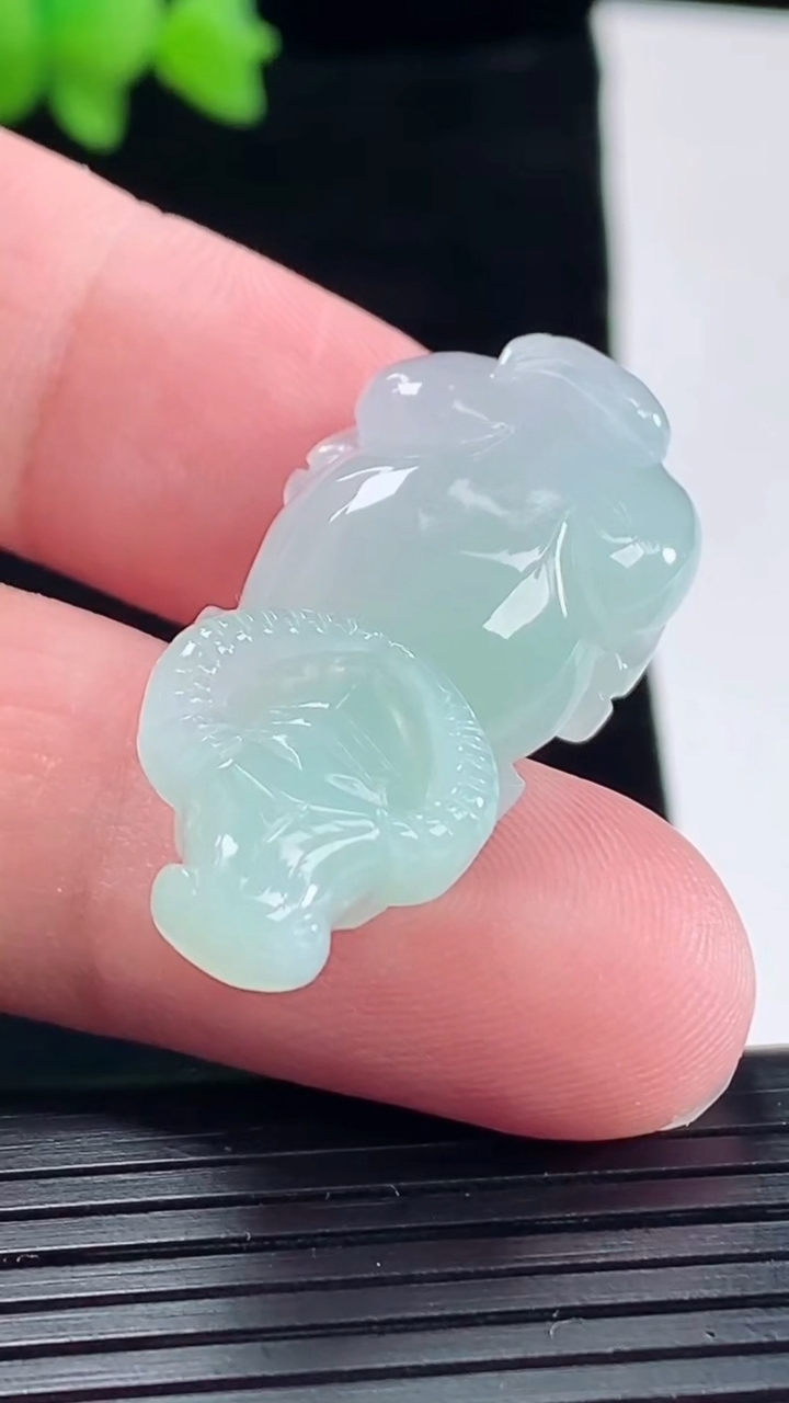 天然A货翡翠生肖牛吊坠，尺寸33-17.2-8重量:9.06g
5月10日