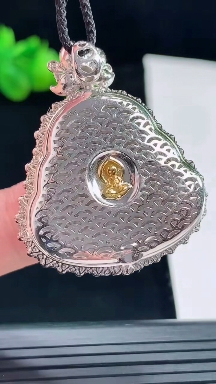 天然A货翡翠种白冰佛公吊坠，尺寸40-32-12，裸石26-28.5重量:13.90g
5月10日