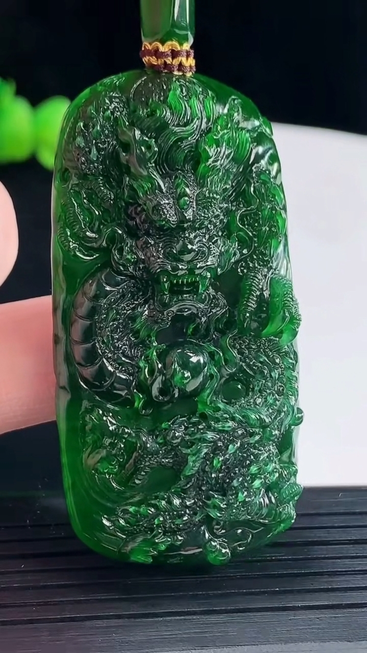 天然A货翡翠龙牌吊坠，尺寸56-29.5-8.2重量:31.20g
5月10日