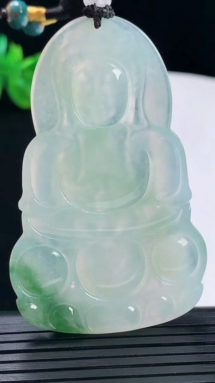 天然A货翡翠种飘花正装观音吊坠，尺寸64-41.5-5重量:28.82g
5月10日