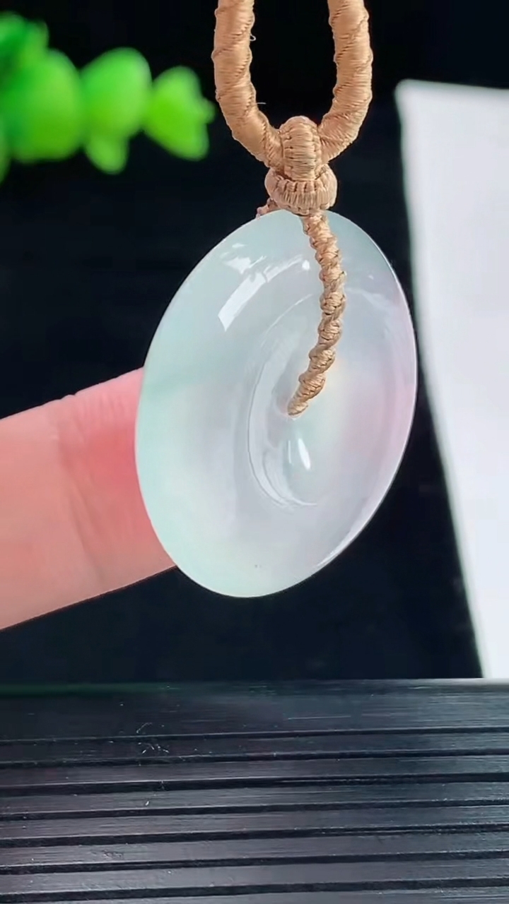 天然A货翡翠平安扣吊坠，尺寸27.5-6.5重量:12.18g
5月10日