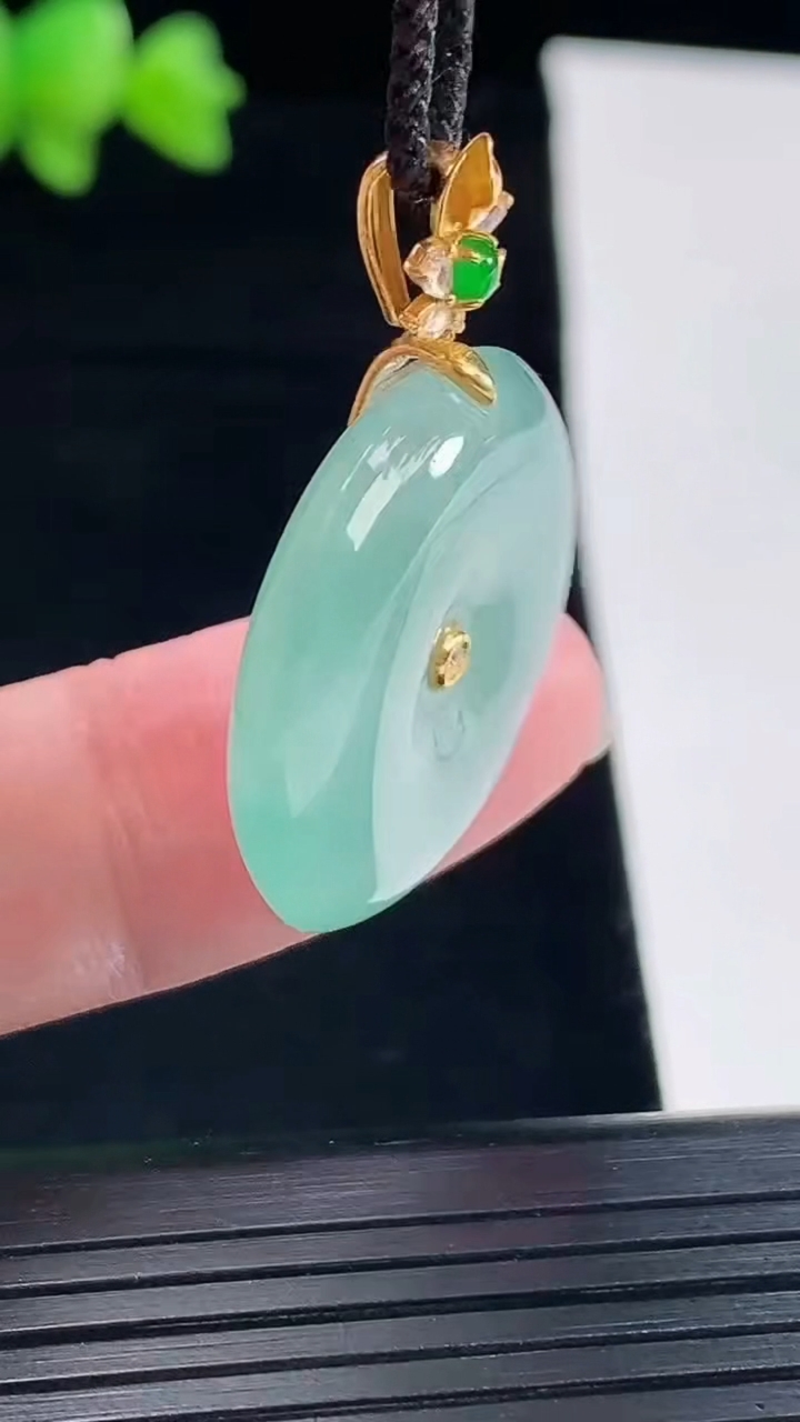 天然A货翡翠平安扣吊坠，尺寸24.5-6重量:8.01g
5月10日