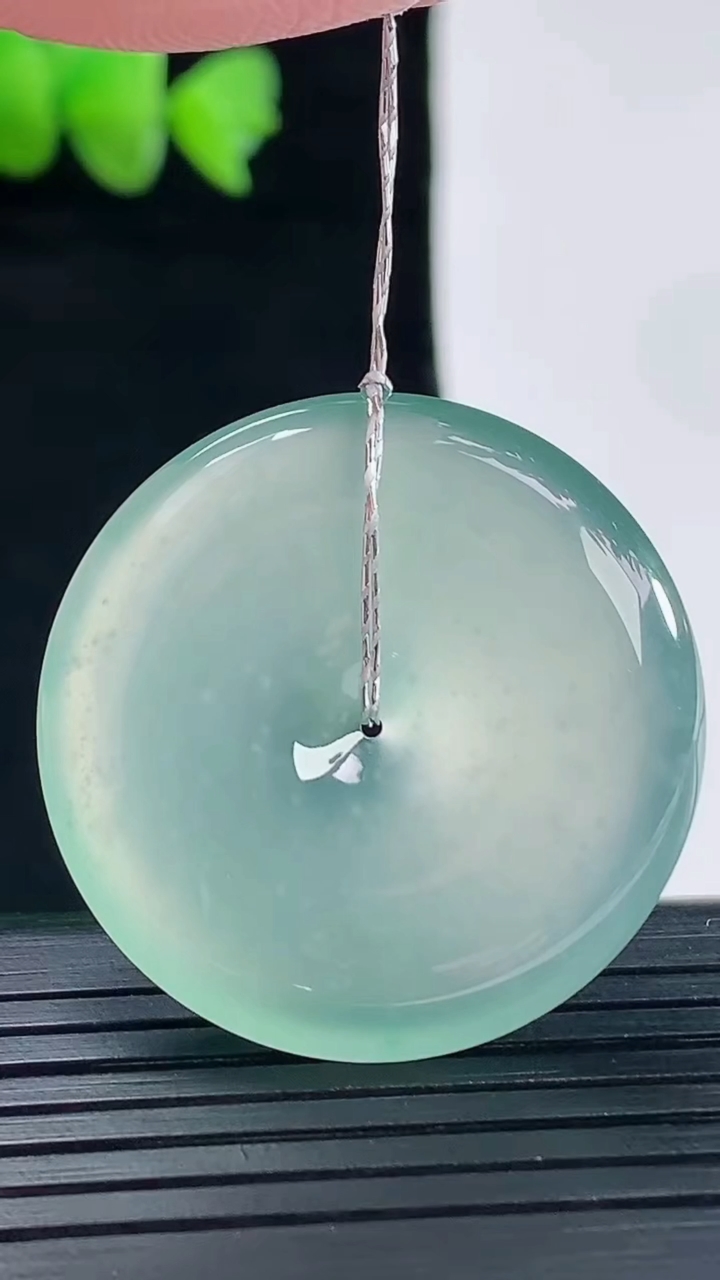 天然A货翡翠平安扣吊坠，尺寸31.8-6重量:12.42g
5月10日