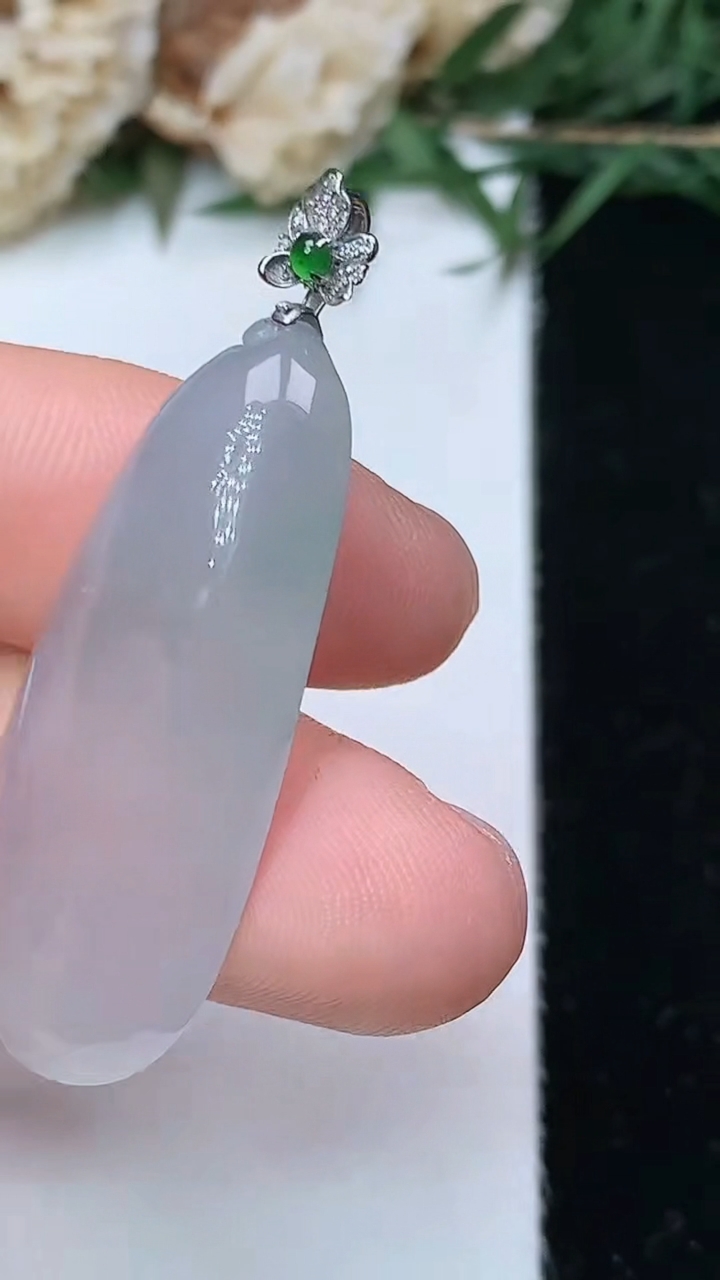 天然A货翡翠白冰福瓜吊坠，尺寸34.4-14.5-6，重量:6.34g
5月10日