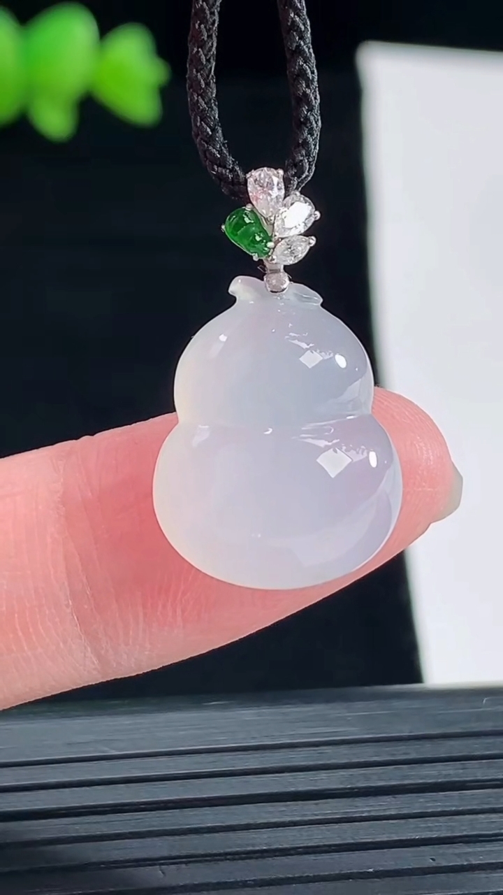 天然A货翡翠种白冰葫芦吊坠，尺寸16.5-14.6-7重量:3.13g
5月10日