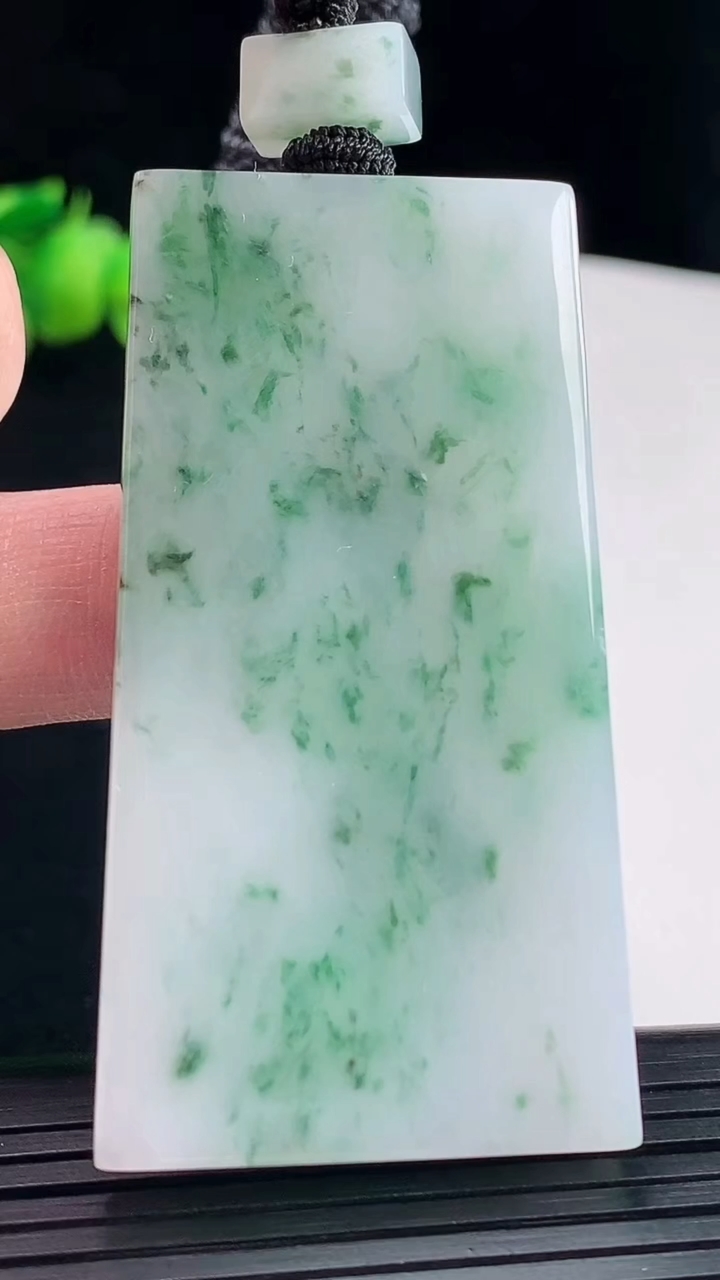 天然A货翡翠飘花无事牌吊坠，尺寸59-32.5-5.6重量:36.40g
5月10日