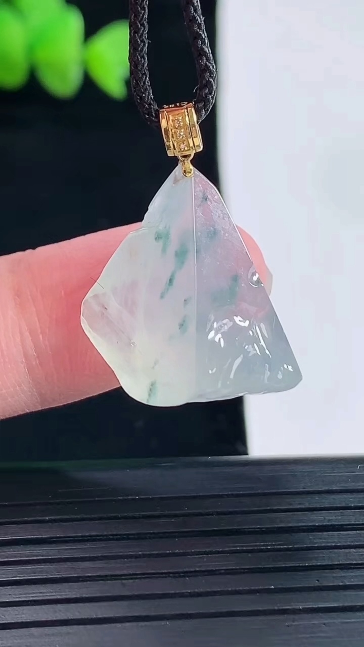 天然A货翡翠种飘花原石吊坠，尺寸20-20-10重量:4.69g
5月10日