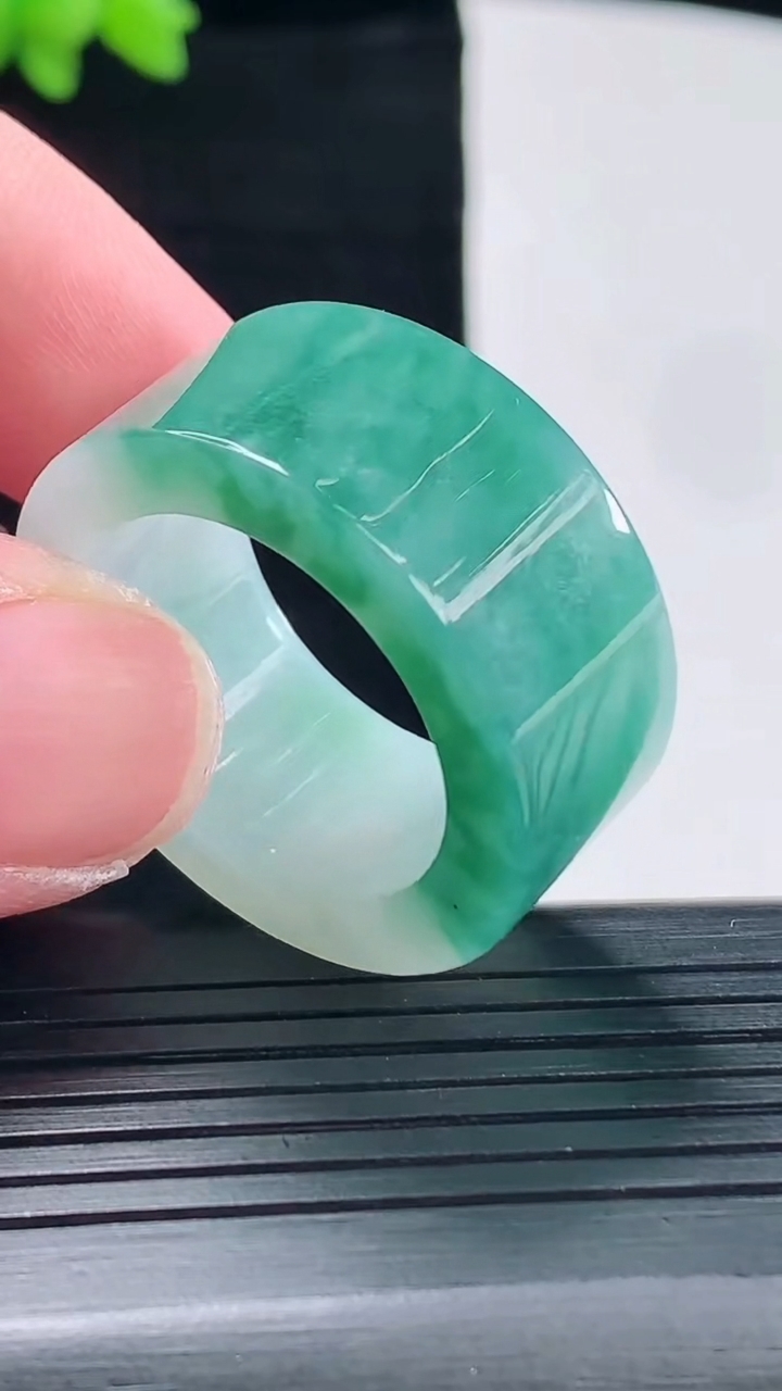 天然A货翡翠飘花素面玉扳指，尺寸22.5-13-5重量:17.41g2026年5月10日
工厂直销收藏佳品,种好水足，色泽均匀，有种有色，上手高大气！