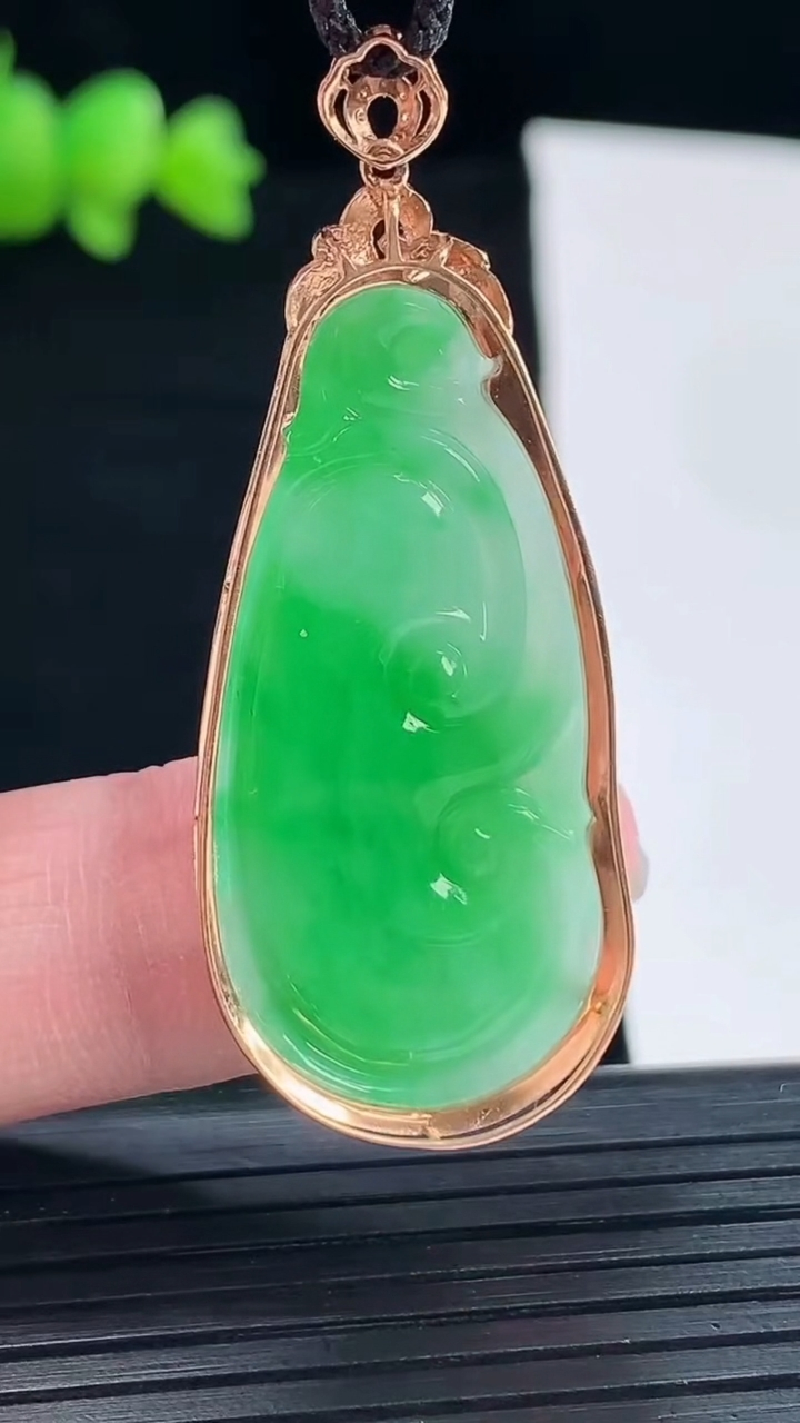 天然A货翡翠如意吊坠，尺寸45.6-18.5-6.2，裸石35.5-17重量:4.38g
5月10日