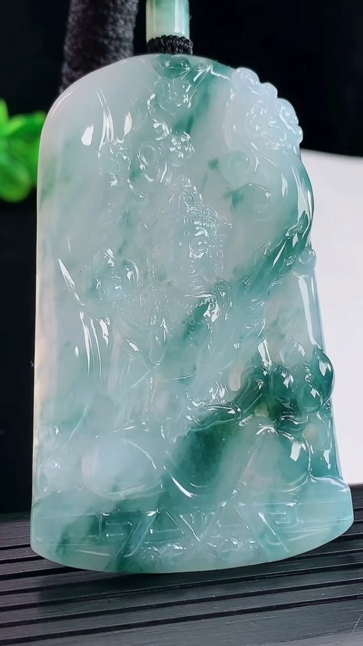 天然A货翡翠冰种飘花虚空藏菩萨吊坠，尺寸70-42.5-5重量:43.44g
5月10日