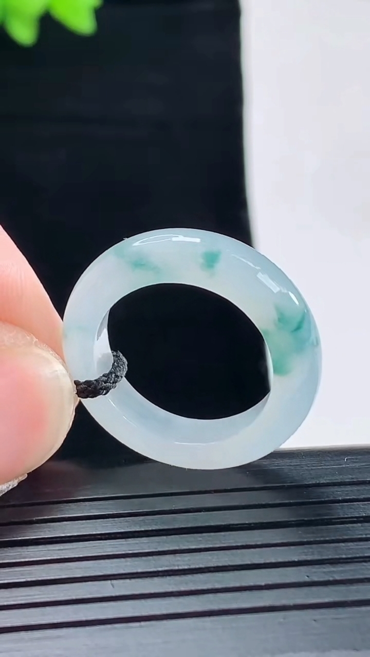 天然A货翡翠冰种飘花玉指环 戒指，尺寸17.8-5.6-4重量:4.13g2026年5月10日
工厂直销收藏佳品,种好水足，色泽均匀，有种有色，上手高大气！