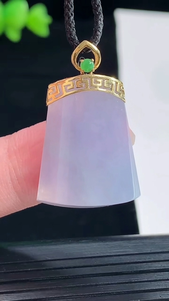 天然A货翡翠18k金紫罗兰无事牌吊坠，尺寸24.5-19-7.2重量:6.68g
5月10日